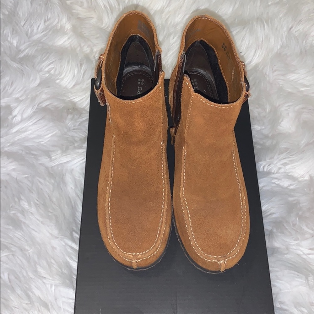 Size 6 (US) Naturalizer Brown wedge Booties